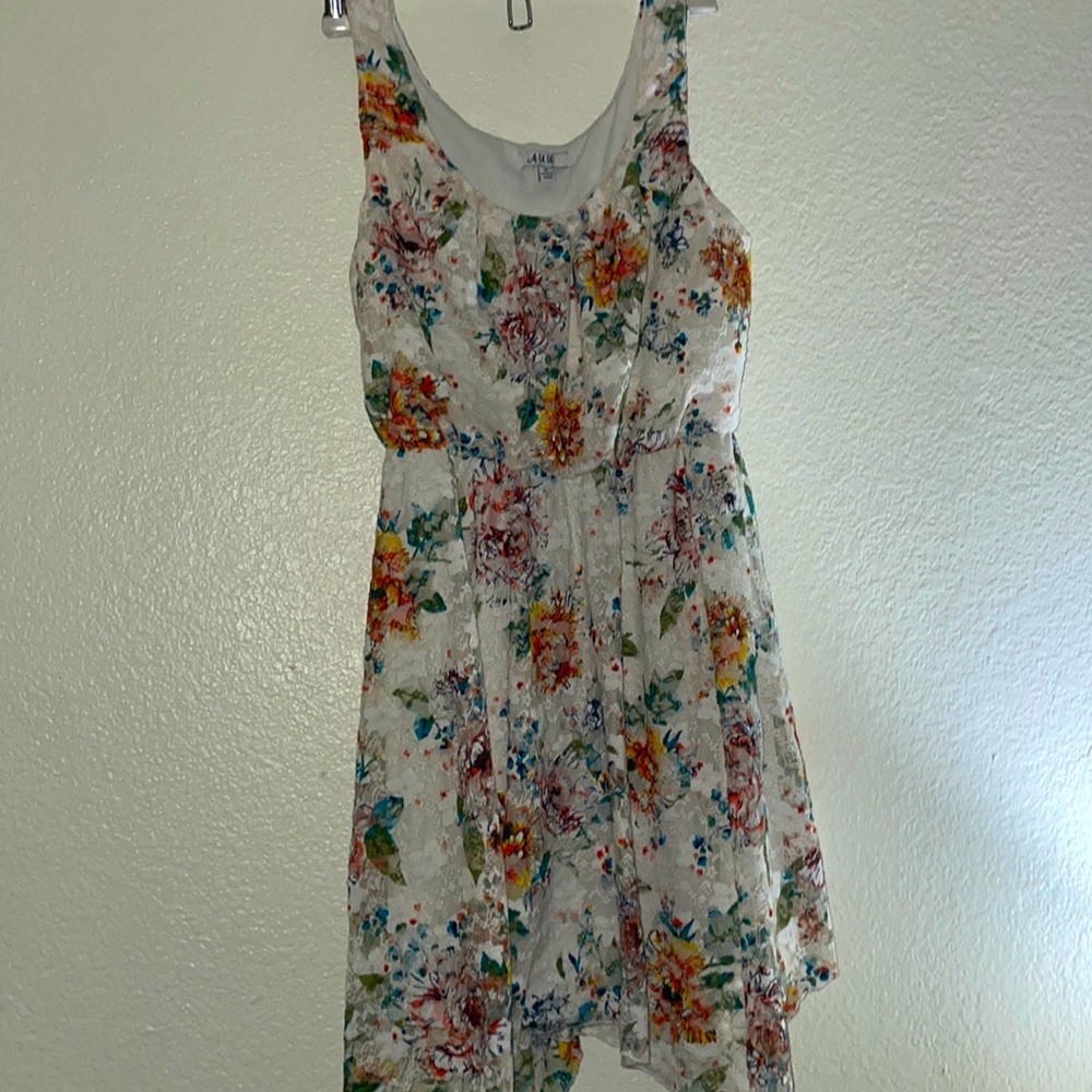 White floral knew high dress.